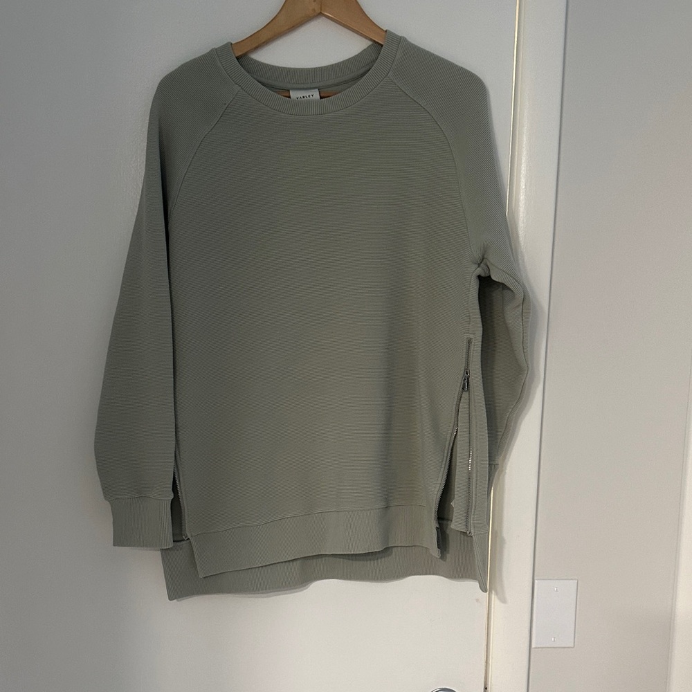 This VARLEY Manning Celery Green Sweatshirt ribbed